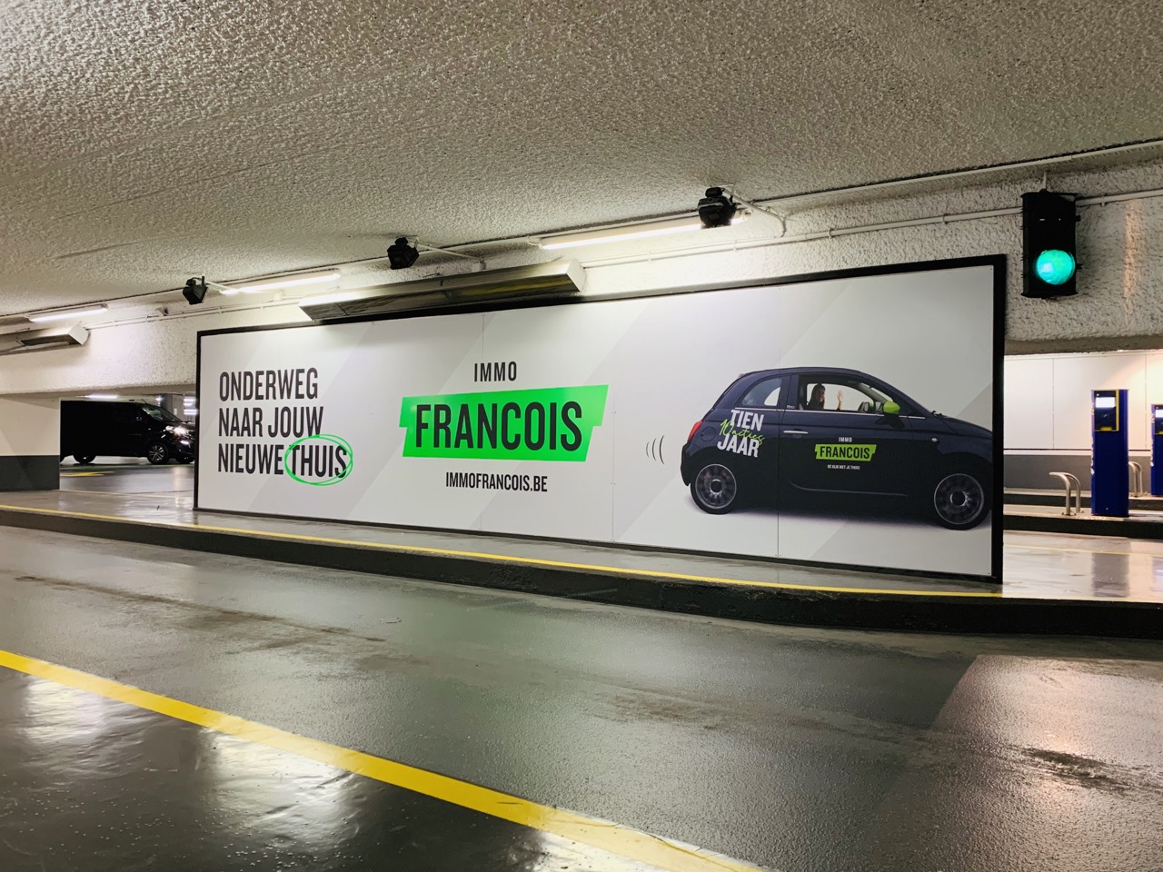 XXL bord bedrukking in het zand van brugge met reclame van Immo François