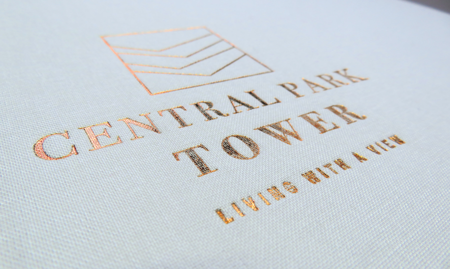Detail van de kaft van het luxe boek van Central Park Tower Foliedruk. Luxedrukwerk